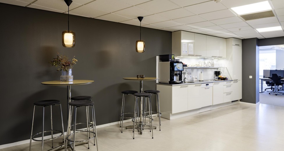 Pentry och social yta med barstolar och plats för pauser.