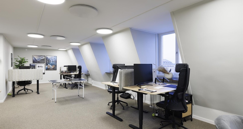 Öppet kontor med arbetsplatser och fönster. Öppet kontor med arbetsplatser och fönster.