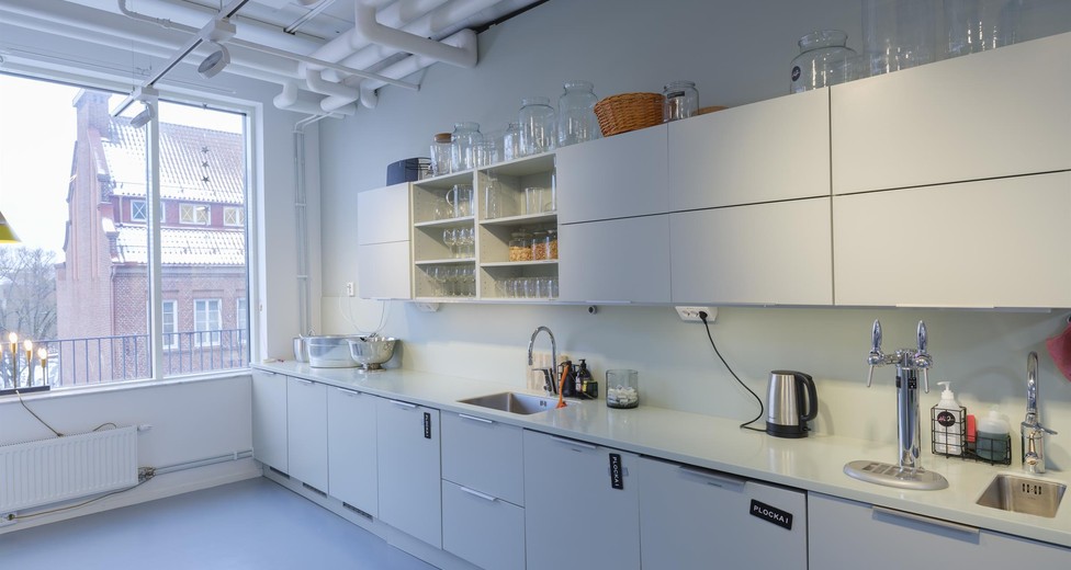 Pentry med generösa arbetsytor och förvaring.