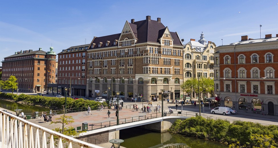 Sekelskiftesfastigheten vid kanalen i centrala Malmö. Sekelskiftesfastigheten vid kanalen i centrala Malmö.