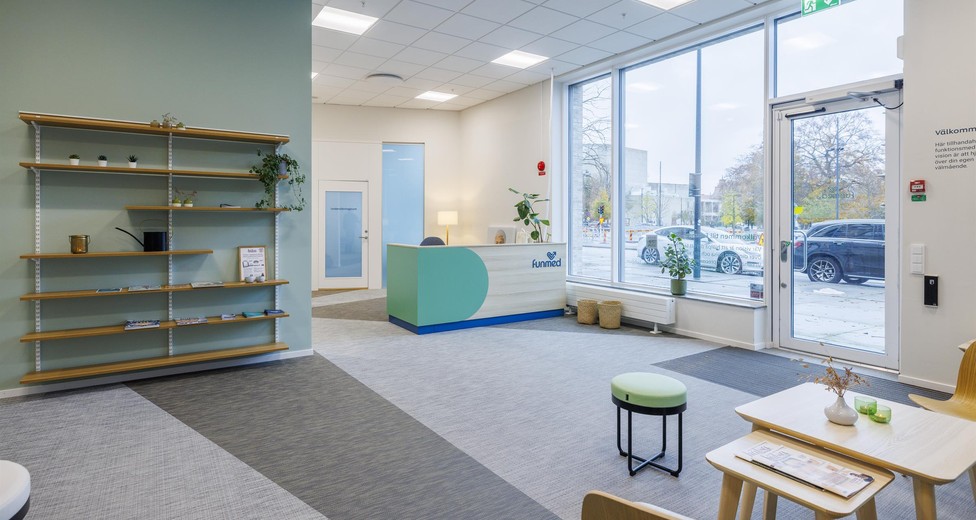 Social yta med möblering för pauser och informella möten.