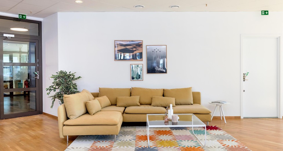 Hörna med soffor på kontoret i Frösunda.