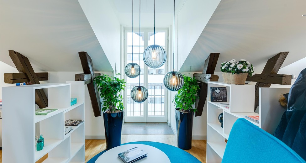 Kontorsmiljö med takbjälkar, växtinslag och naturligt ljus. Referensbild från lokal i samma fastighet Kontorsmiljö med takbjälkar, växtinslag och naturligt ljus. Referensbild från lokal i samma fastighet