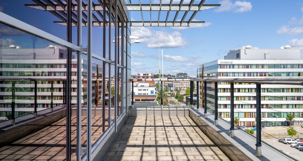 Stor privat terrass högst upp med utsikt över Kista.