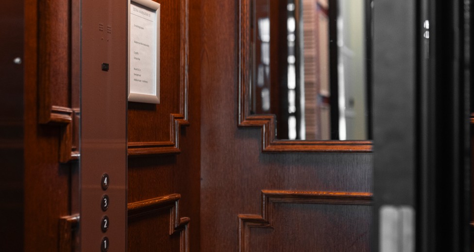 Hallska huset-103 - lilla hissen.jpg Hallska huset-103 - lilla hissen.jpg